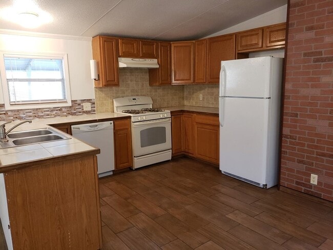 Building Photo - Beautifully Remodeled 2 Bdrm/2Ba Home with Water/Sewer/Garbage Paid
