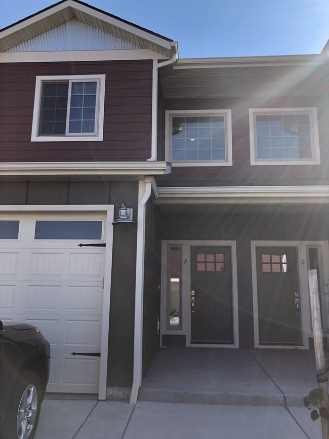 Building Photo - MOVE IN TODAY Beautiful 3 Bedroom 2 Bathroom Condo