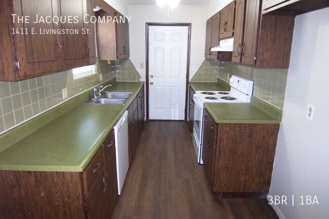 Building Photo - 3 Bedroom 1 Bath One Block from Fremont El...