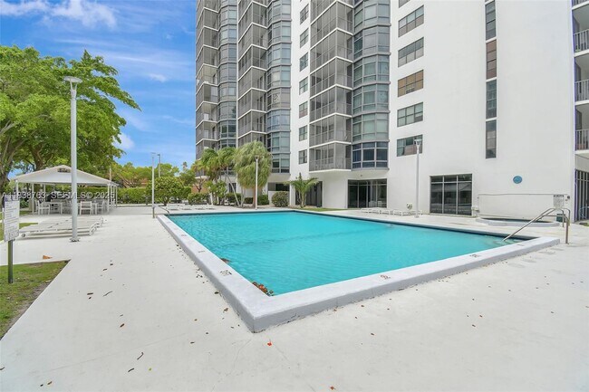 Building Photo - 20100 W Country Club Dr