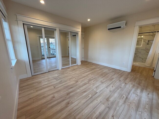 Building Photo - 480 SE Reed Market Rd