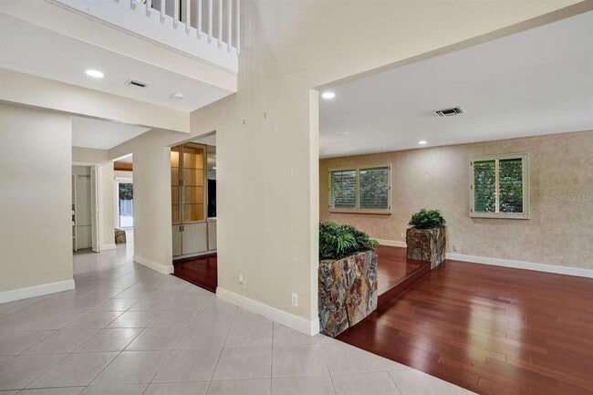 Building Photo - 2527 Lakes Dr