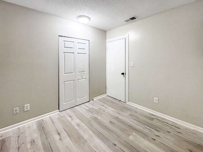 Building Photo - 1852-A Golf View Avenue #10