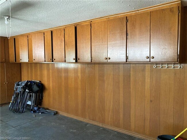 Building Photo - 927 Skyline Dr