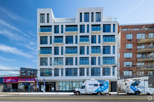 Front view of building - Marina Astoria