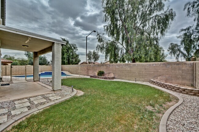 Building Photo - 17243 W Tara Ln