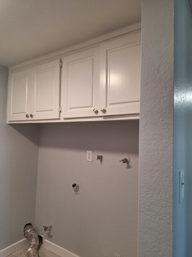Building Photo - Move in Special 2 bedroom unit