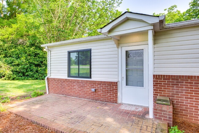 Building Photo - "Newly Renovated 3-Bedroom Retreat with 2 ...