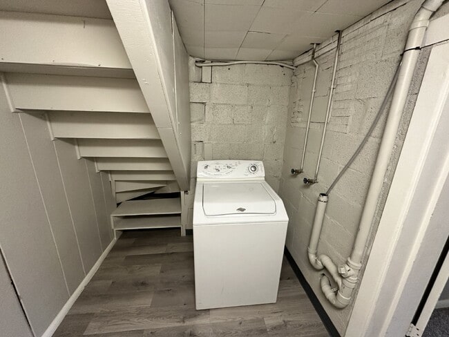 Building Photo - AVAILABLE JULY! Student Housing near DU Campus!