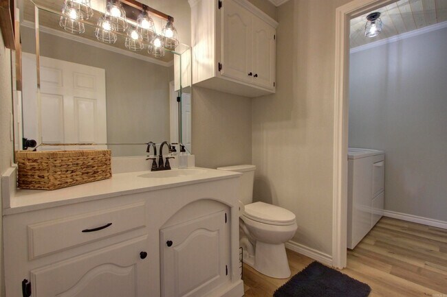 Building Photo - 5805 Sidney Dr