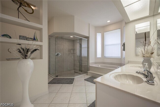 Building Photo - 4412 SW 26th Ave