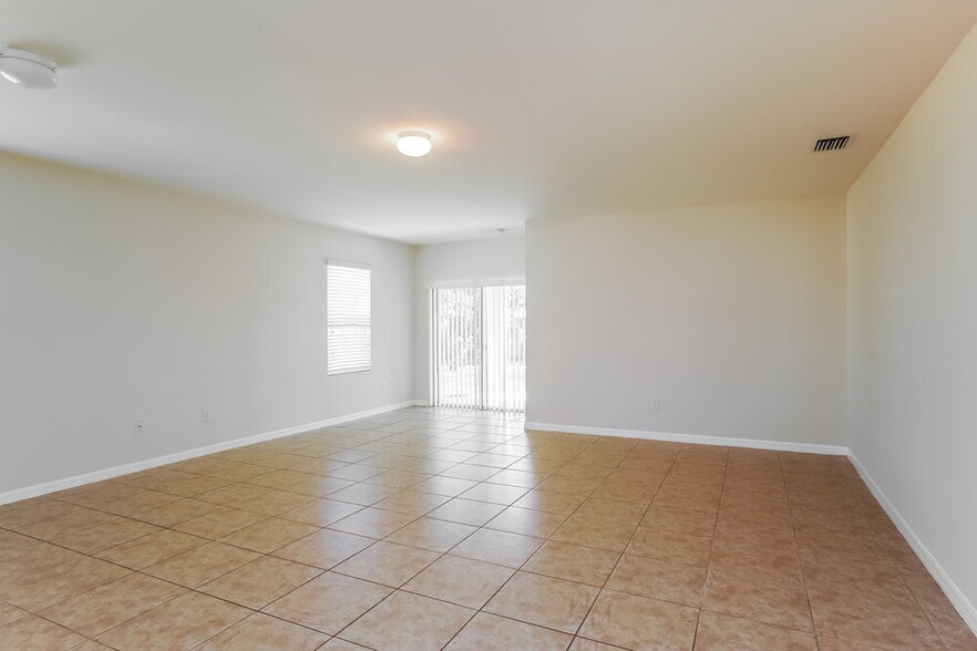 Building Photo - 203 NE 9th Ave