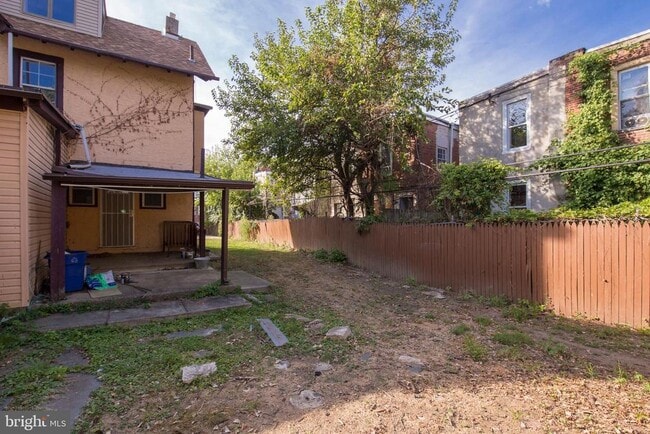 Building Photo - 724 E Locust Ave