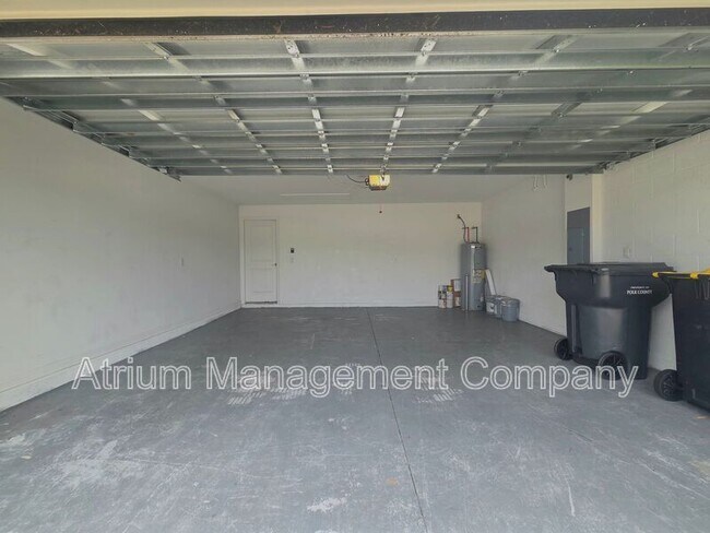 Building Photo - 327 Macarthur St