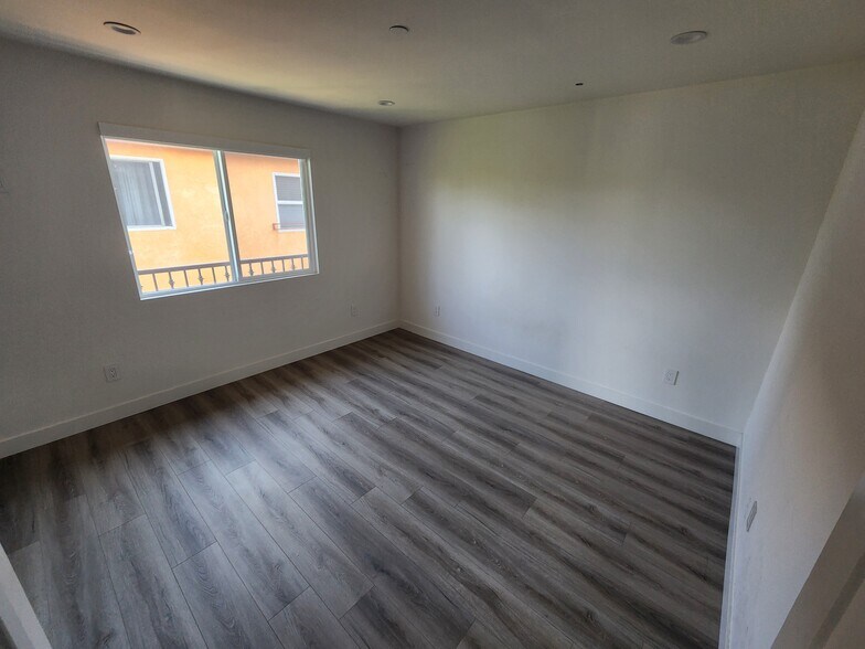 Building Photo - 10146 Fernglen Ave