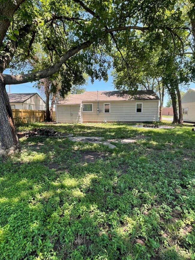 Building Photo - Great Location, Clean 2 bedroom