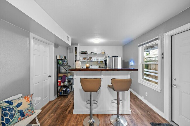 Building Photo - 609 Sealy Ave