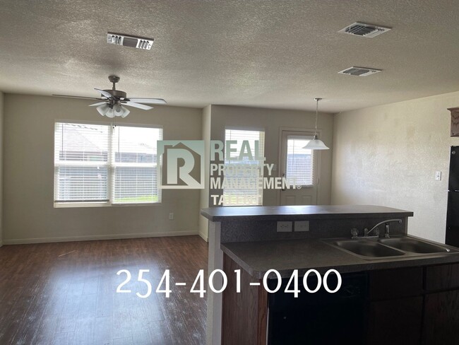 Building Photo - Charming 3-Bedroom, 2.5-Bathroom Duplex in...