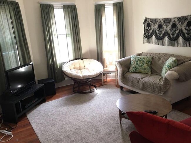 Building Photo - Huge 4 bed unit in the heart of Oak Square!