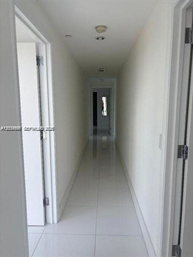 Building Photo - 17121 Collins Ave