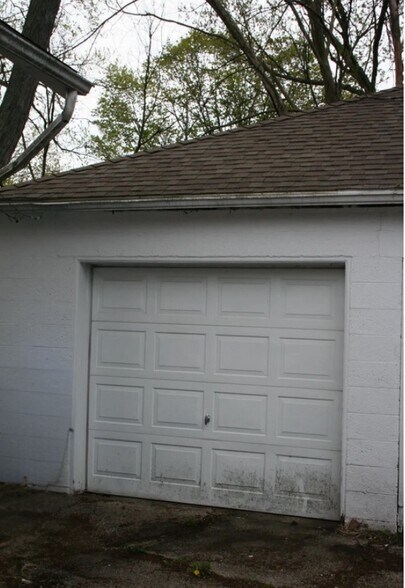 Building Photo - 418 N Foster Ave