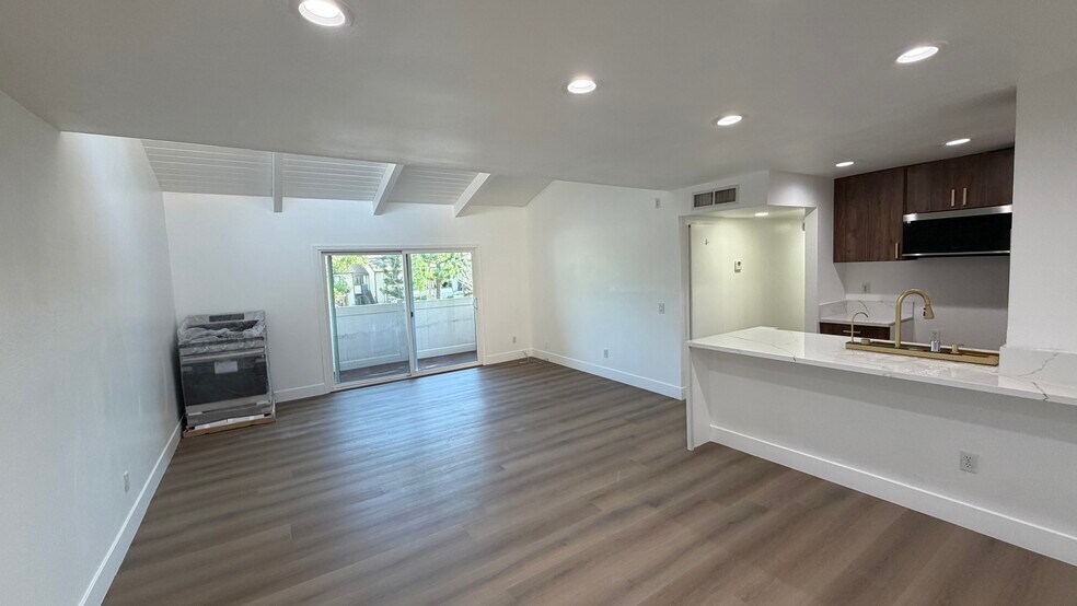 Building Photo - 10331 Lindley Ave