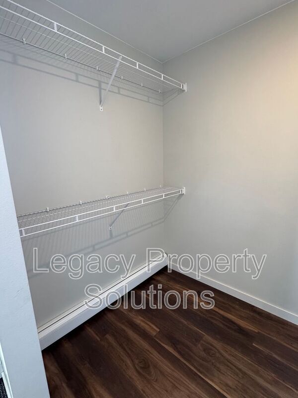 Building Photo - 202 E Greenfield Ln