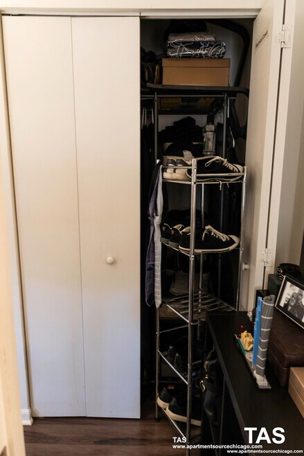 Building Photo - 925 W Carmen Ave