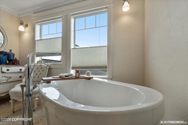 Building Photo - Amazing 4 Bed/4.5 Bath Palmer Home