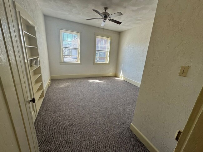 Building Photo - Available now 2 bed/1 bath