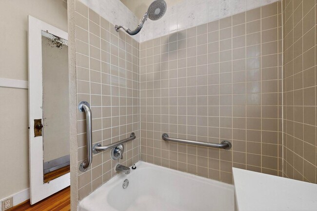 Building Photo - Downtown BUNGALOW 2 Bedroom 1 Bath