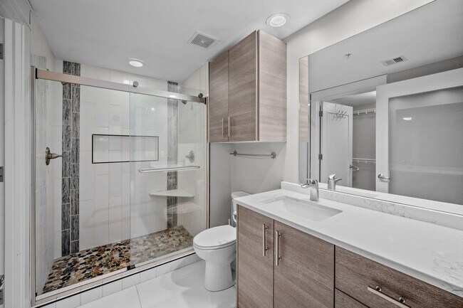 Building Photo - Beautiful Furnished 2-Bed, 2-Bath Condo in...