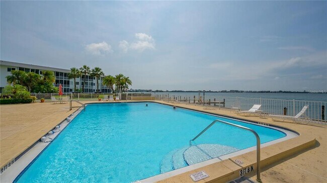 Building Photo - 771 John Ringling Blvd