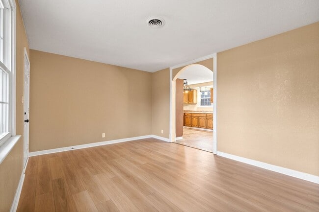 Building Photo - 3 Bedroom Pet Friendly Home For Rent!