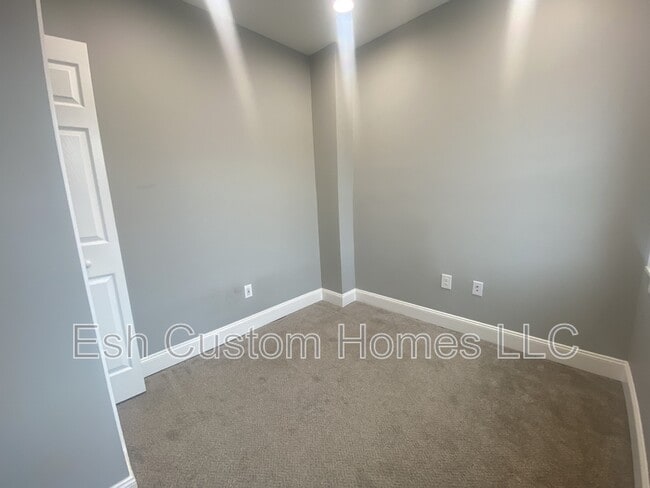 Building Photo - 1 Hoffman Terrace - 5