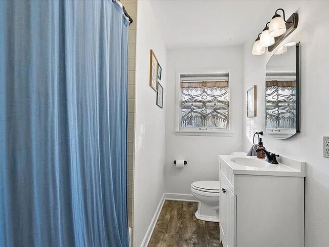 Building Photo - SPACIOUS 3BD/1BA SOUTH HILL HOME | ATTACHED GARAGE | FENCED YARD | W/D HOOKUPS | AVAIL JULY 1