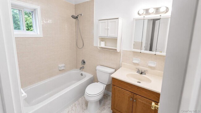 Building Photo - 5 Fishkill Glen Dr