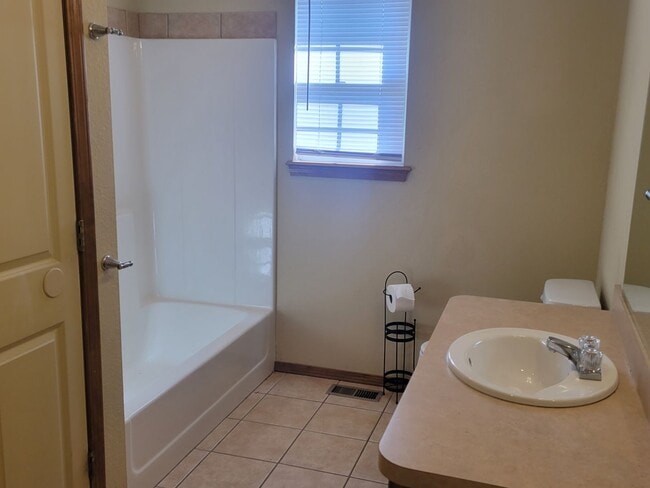 Building Photo - Strafford 3 Bedroom 2 Bath Beauty!  $1395