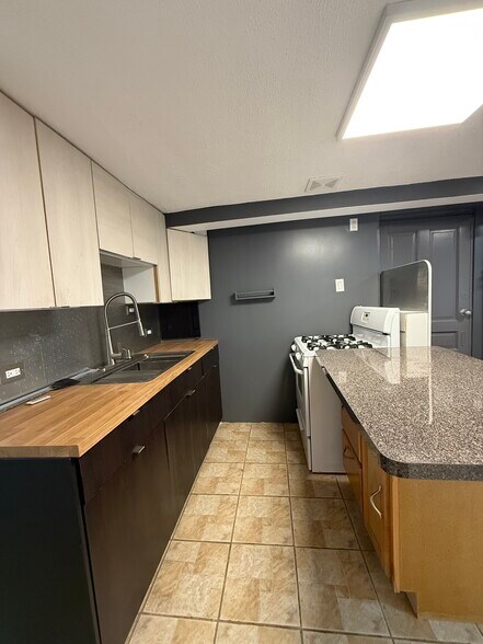 Building Photo - 3318 W Pierce Ave