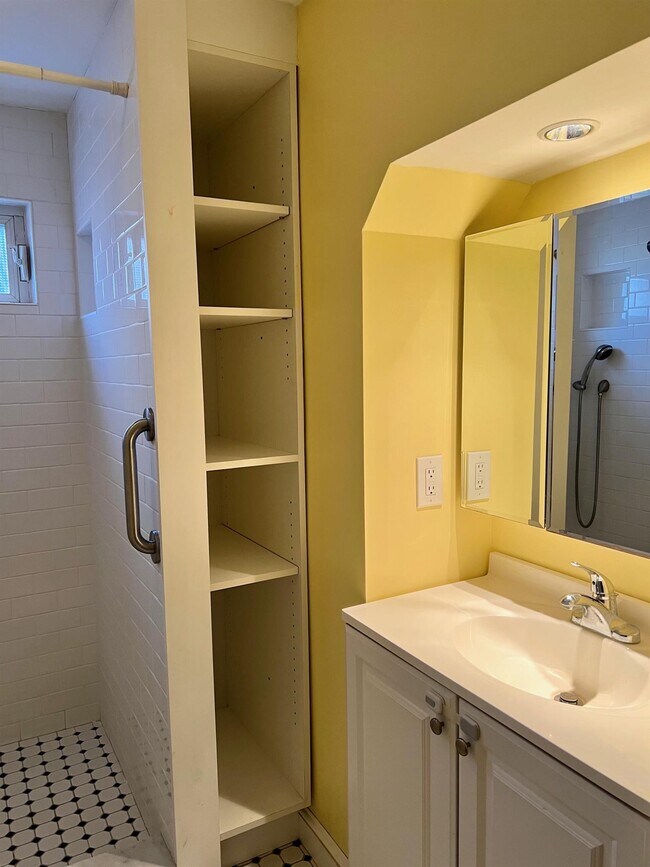 Building Photo - 200 Larch Rd