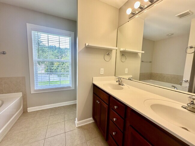 Building Photo - Spacious Four-Bedroom Home with a Bonus Room in Lawton Station!