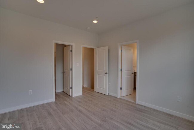 Building Photo - 5102 Oakmoore Dr