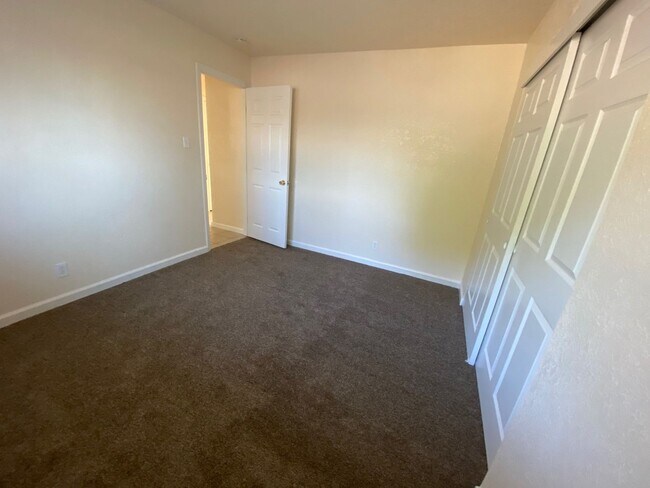 Building Photo - Fresh and Clean 3 bedroom home!