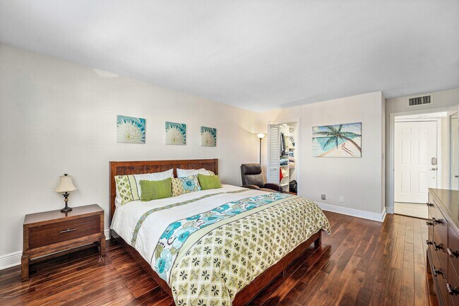 Building Photo - 1160 Hillsboro Mile