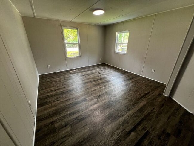 Building Photo - Spacious 4 Bedroom 3 Bathroom Home Located...