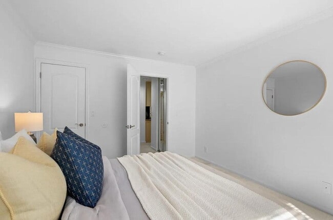 Building Photo - "Chic 1-Bed Waterfront Apartment with Cent...