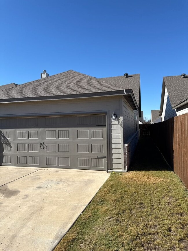 Building Photo - 3/2/2 MOVE IN SPECIALS -Great Location -