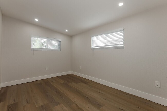 Building Photo - Fully Remodeled 3-Bedroom + Den Home for Rent in St. Petersburg, FL!