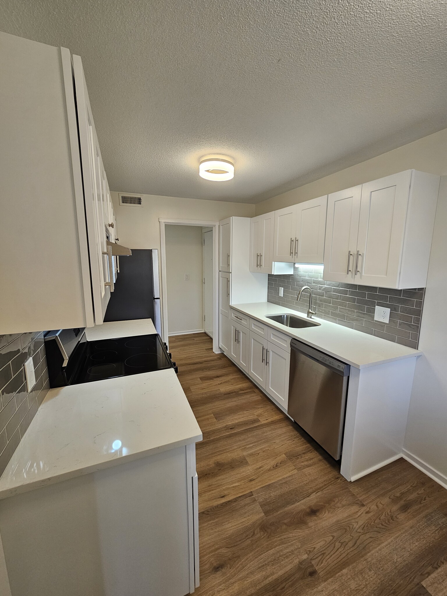 Completely updated kitchen with quartz countertops and stainless steel appliances - 93 Heritage Vlg