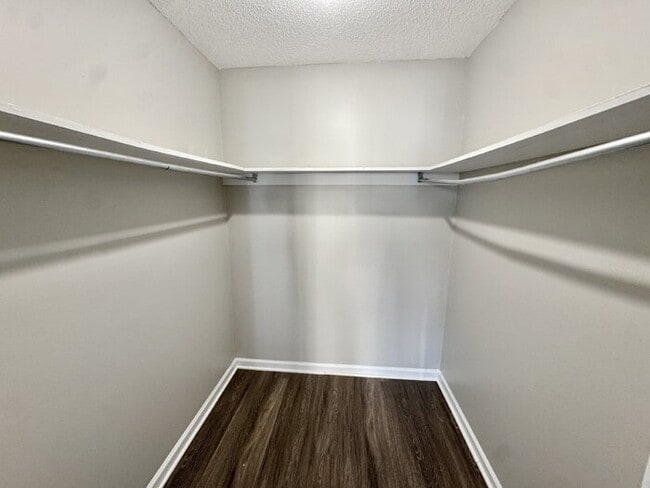 Building Photo - 6843 Amersham Dr